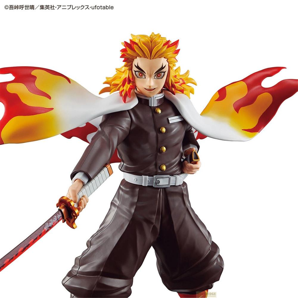Eine Figur mit gelben Flammenhaaren, brauner Uniform und einem Schwert.