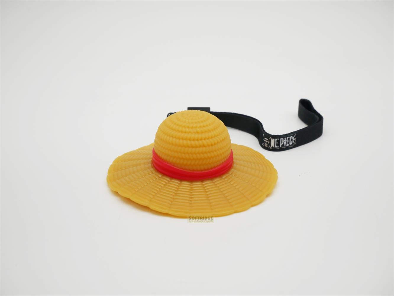 Un chapeau de paille jaune avec un bandeau rouge et une sangle noire.