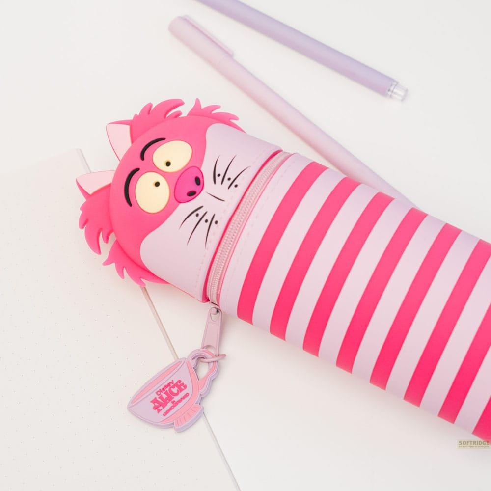 Un estuche rosa a rayas del Gato Risueño con bolígrafos al lado.