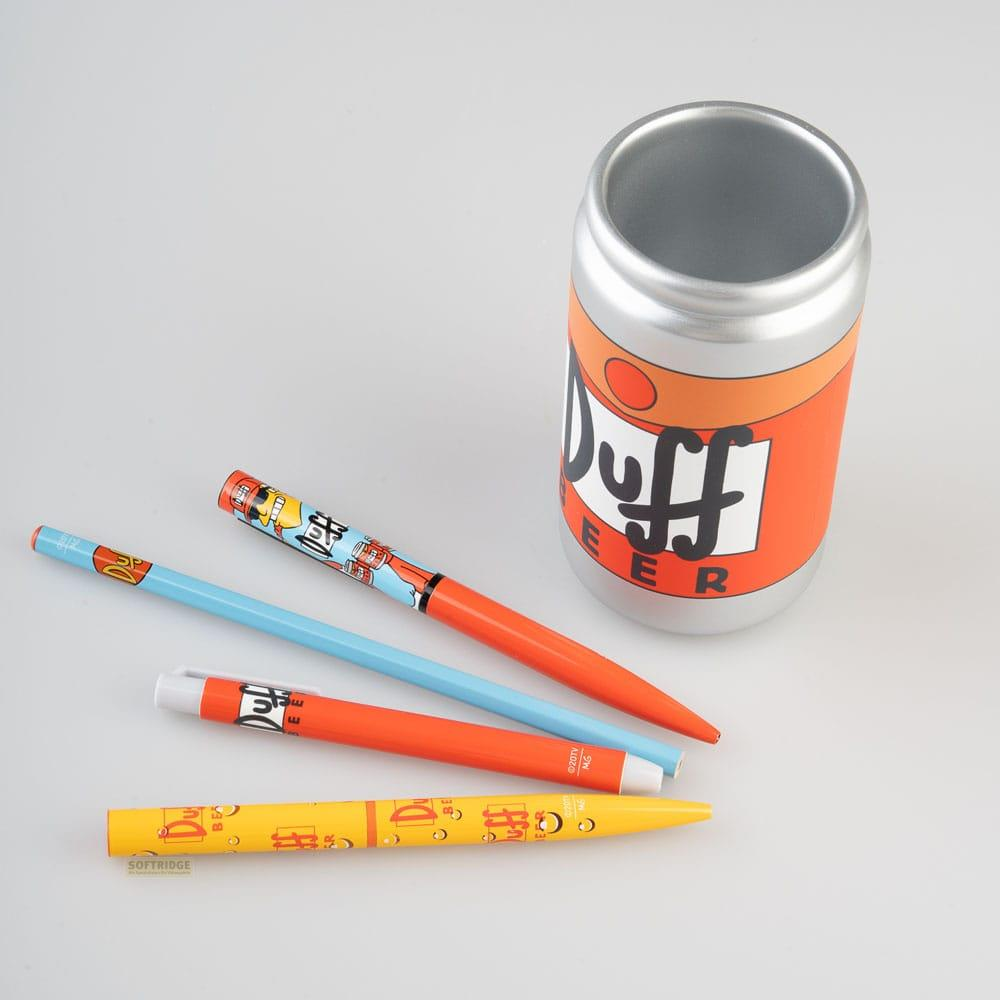 Una lata plateada con logo de Duff Beer y tres bolígrafos sobre fondo blanco.
