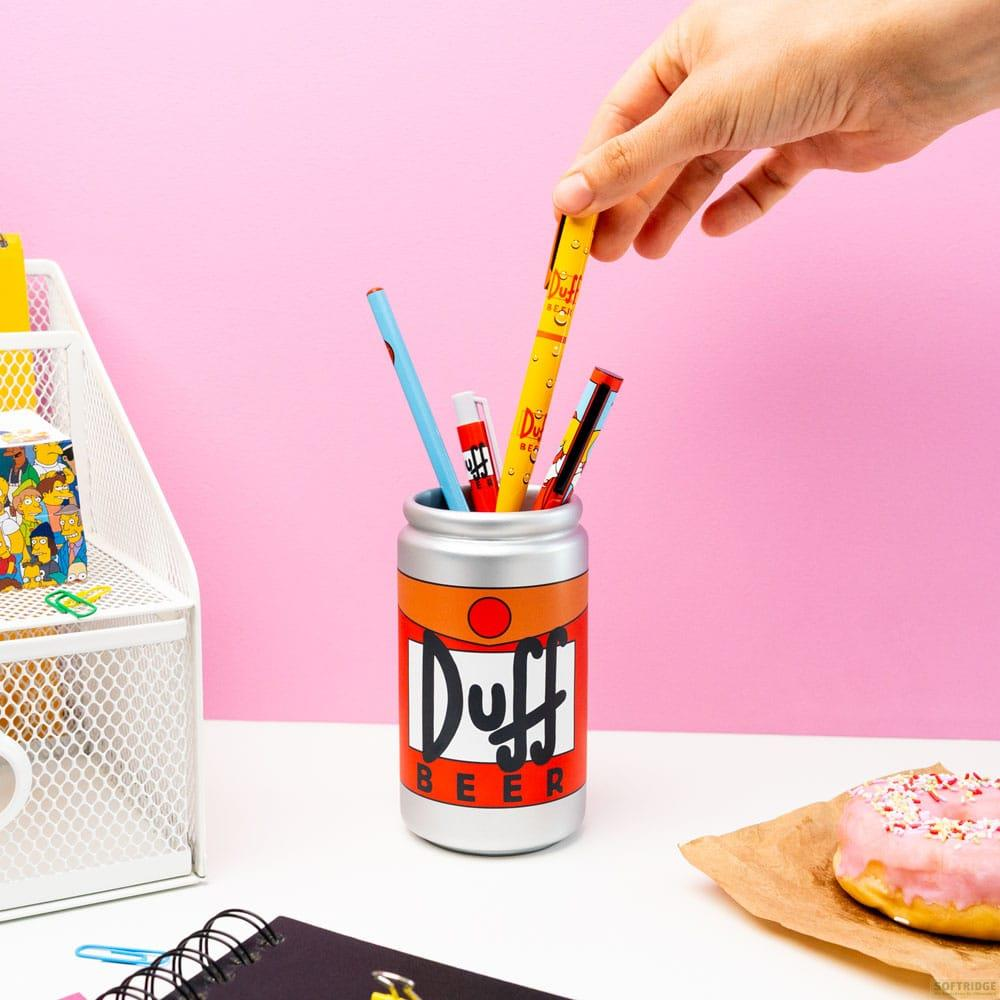 Un portalápices lata Duff Beer con bolígrafos. Una mano coge un bolígrafo.
