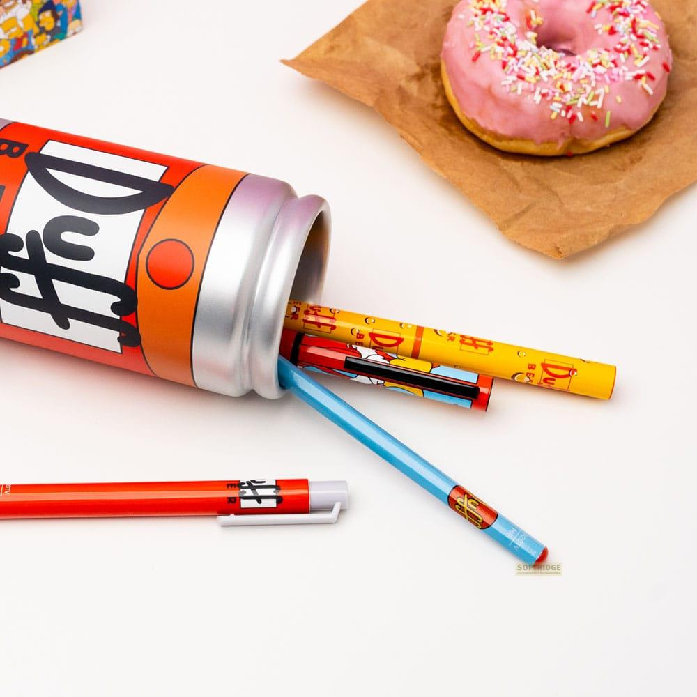 Un portalápices Duff con bolígrafos y un donut rosa con chispas.
