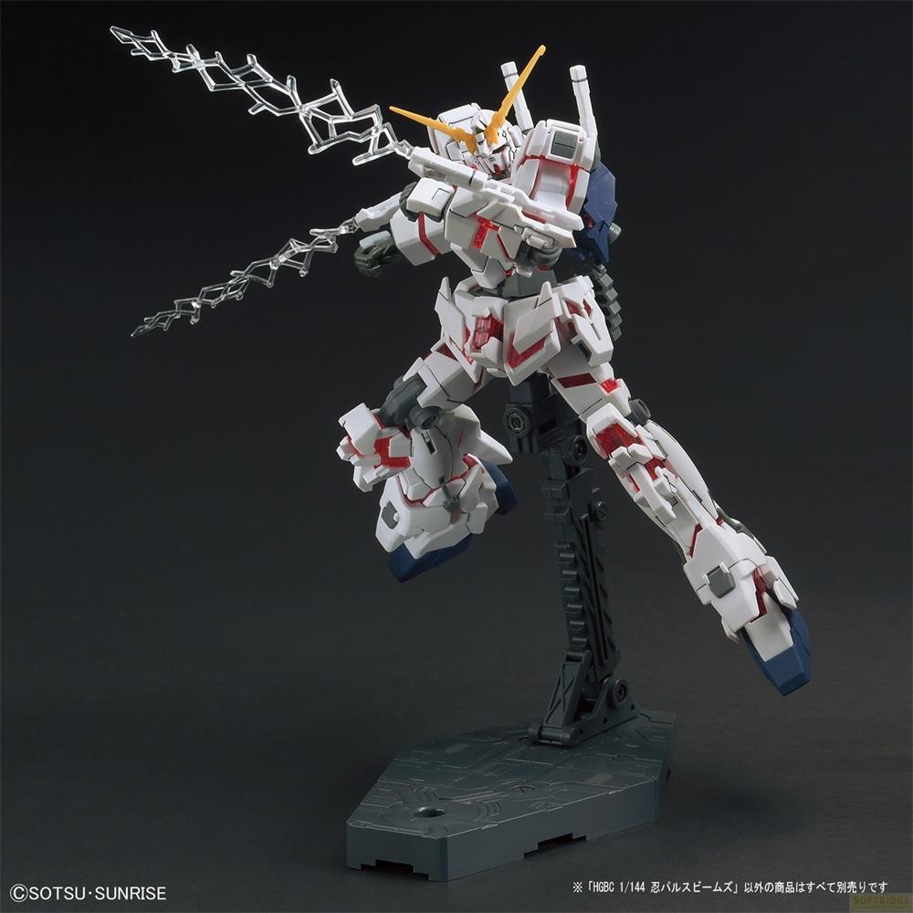 Ein weißer Gundam-Roboter in dynamischer Pose mit einem silbernen Strahl-Gewehr.