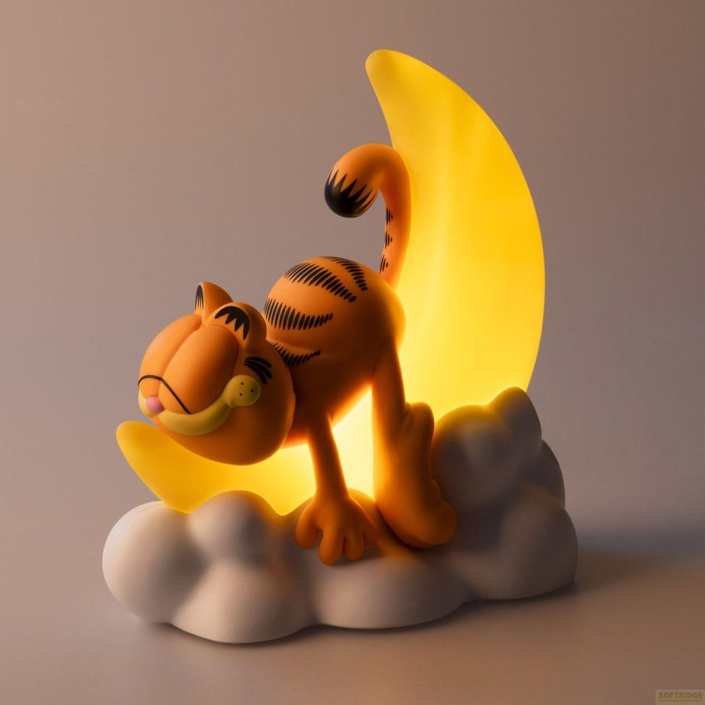 Una figura naranja de Garfield yace en una nube frente a una luna brillante.