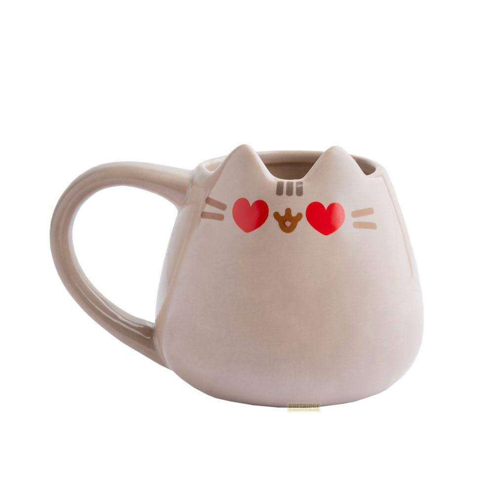 Taza beige de gato con corazones rojos y bigotes, aislada sobre fondo blanco.