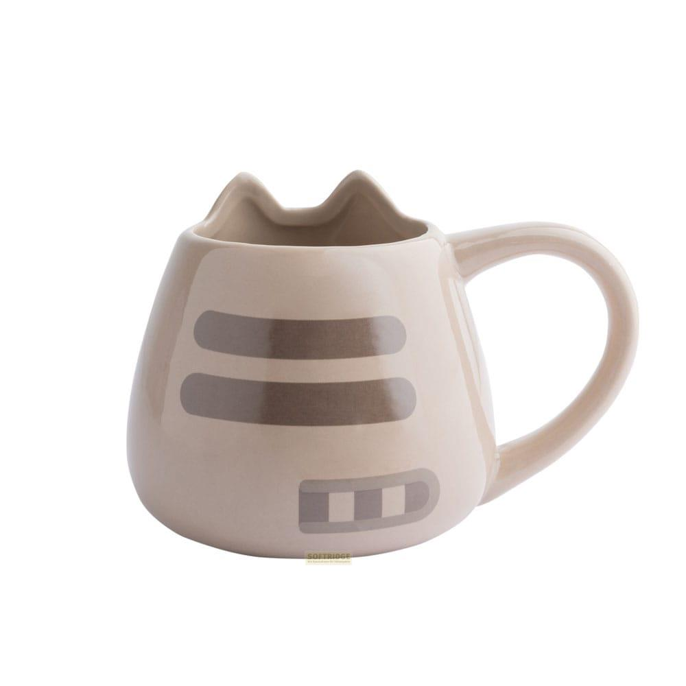 Una taza de gato beige con rayas marrones y orejas sobre fondo blanco.