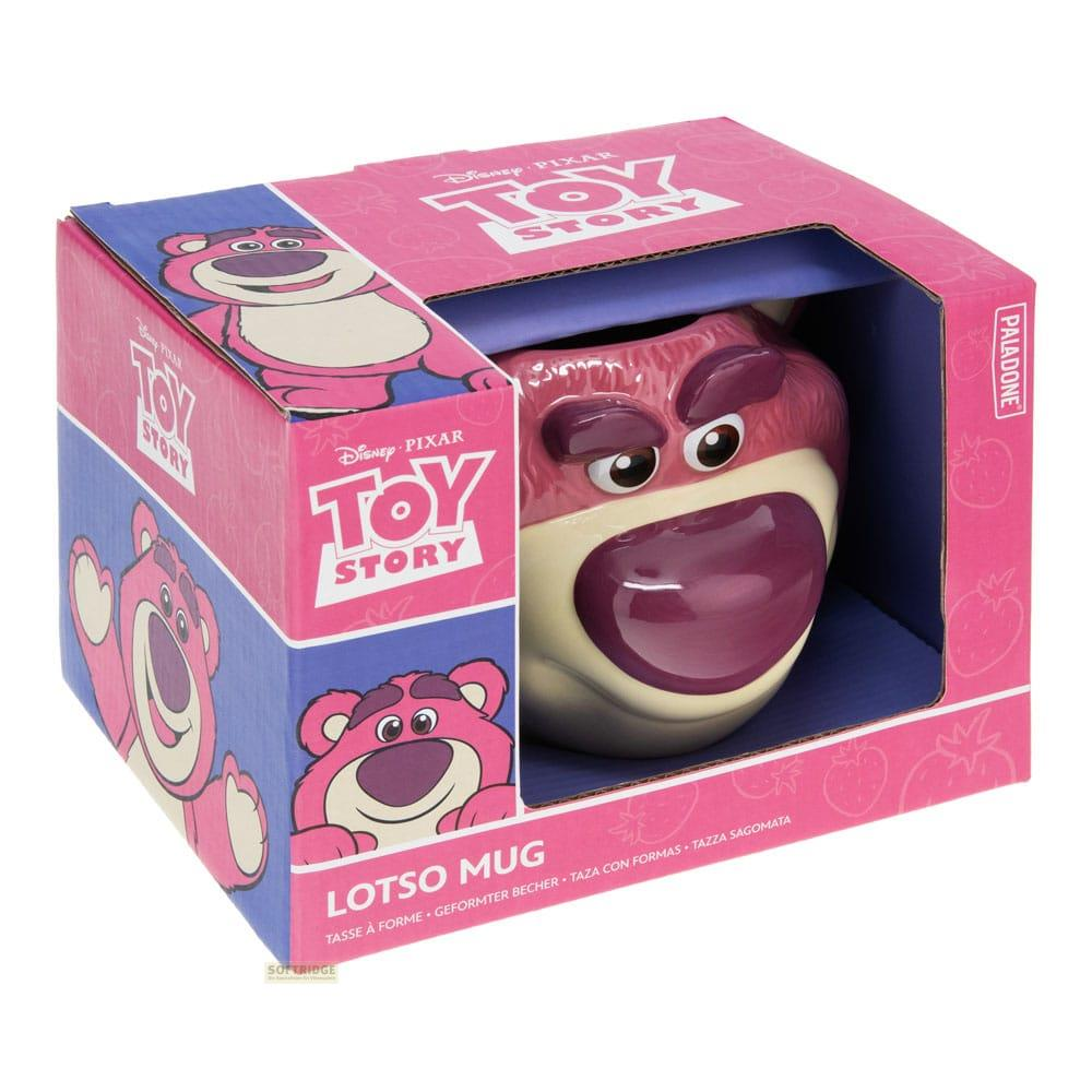 Una taza de Lotso de Toy Story en su embalaje con dibujos de fresas y Lotso.
