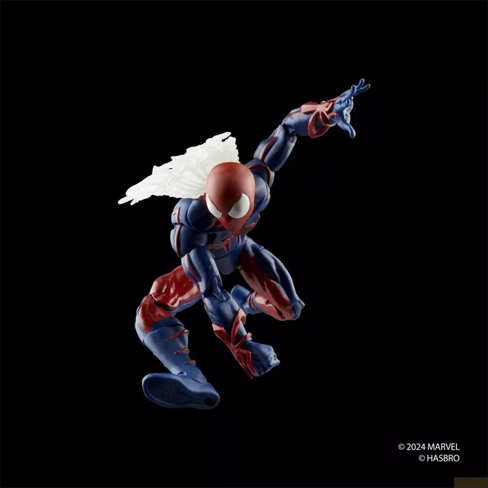 Figura de acción de Spider-Man azul y roja con alas blancas sobre fondo negro.