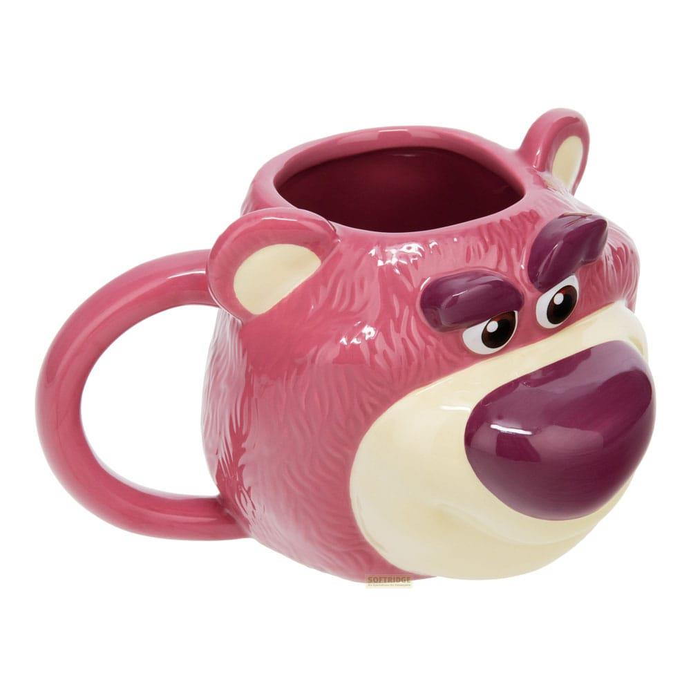 Una taza rosa con la forma de la cara de Lotso, el oso de Toy Story.