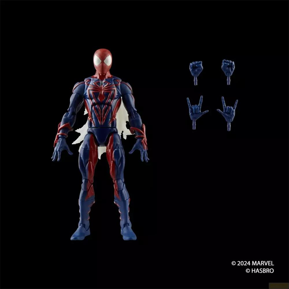 Figura de acción de Spiderman en azul y rojo, con manos intercambiables sobre fondo negro.