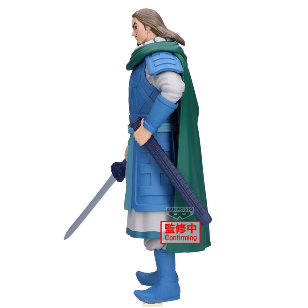 Una figura con armadura azul y capa verde, sosteniendo una espada.