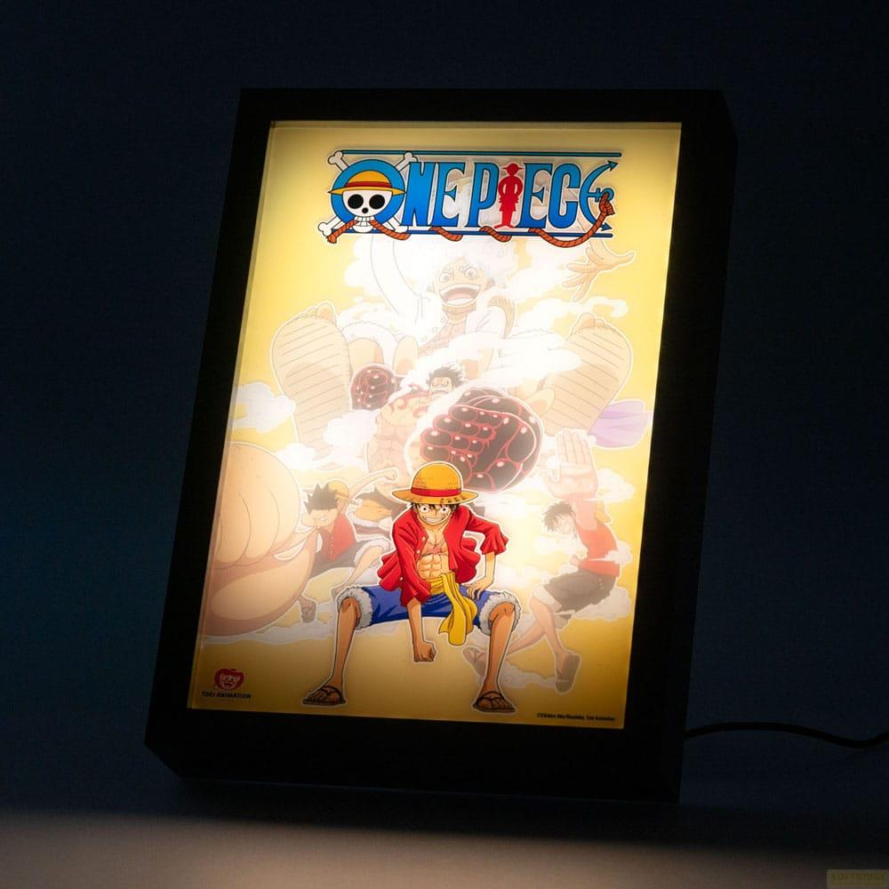 Pantalla iluminada con personajes de anime y el logo de One Piece.