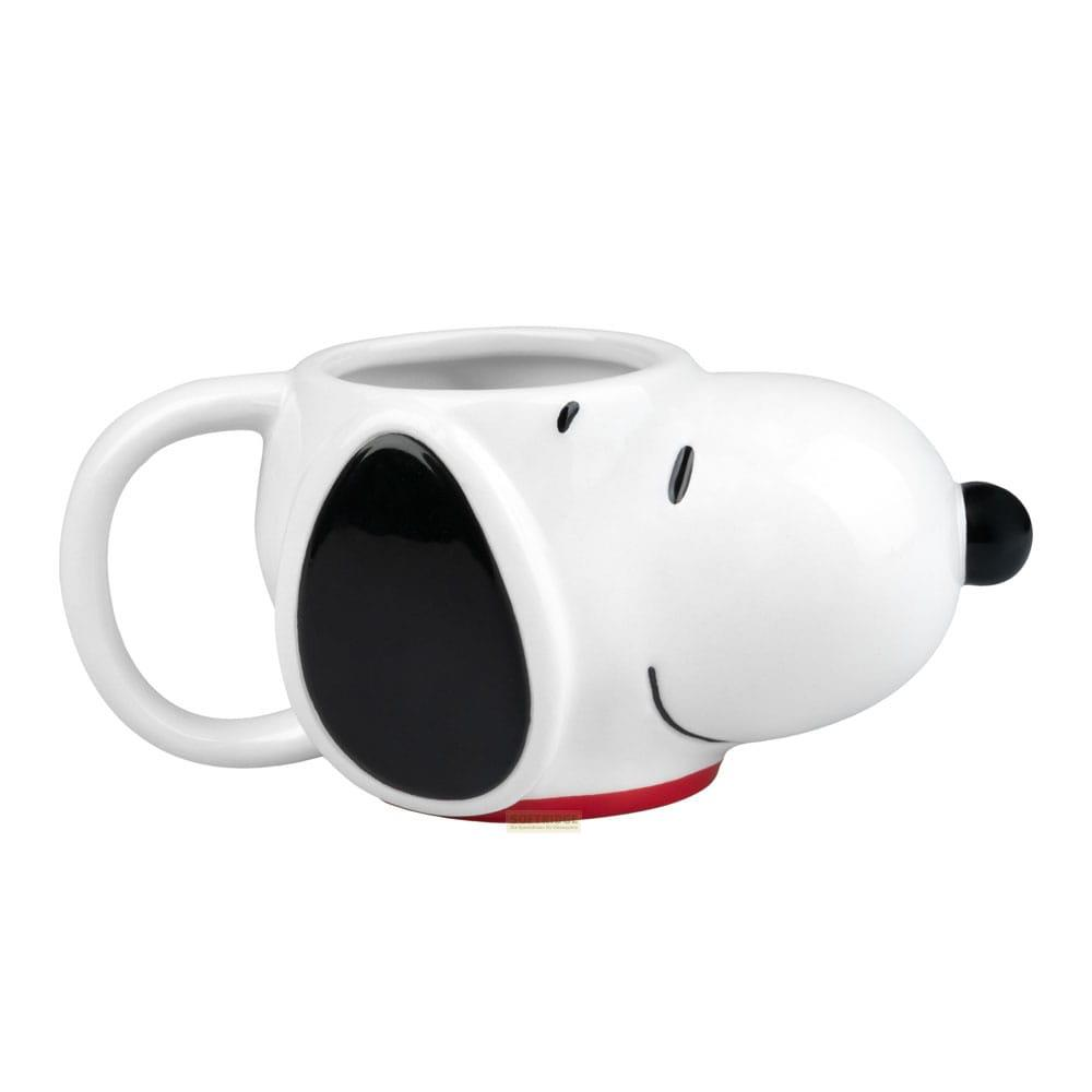 Taza blanca de Snoopy con orejas negras y collar rojo.