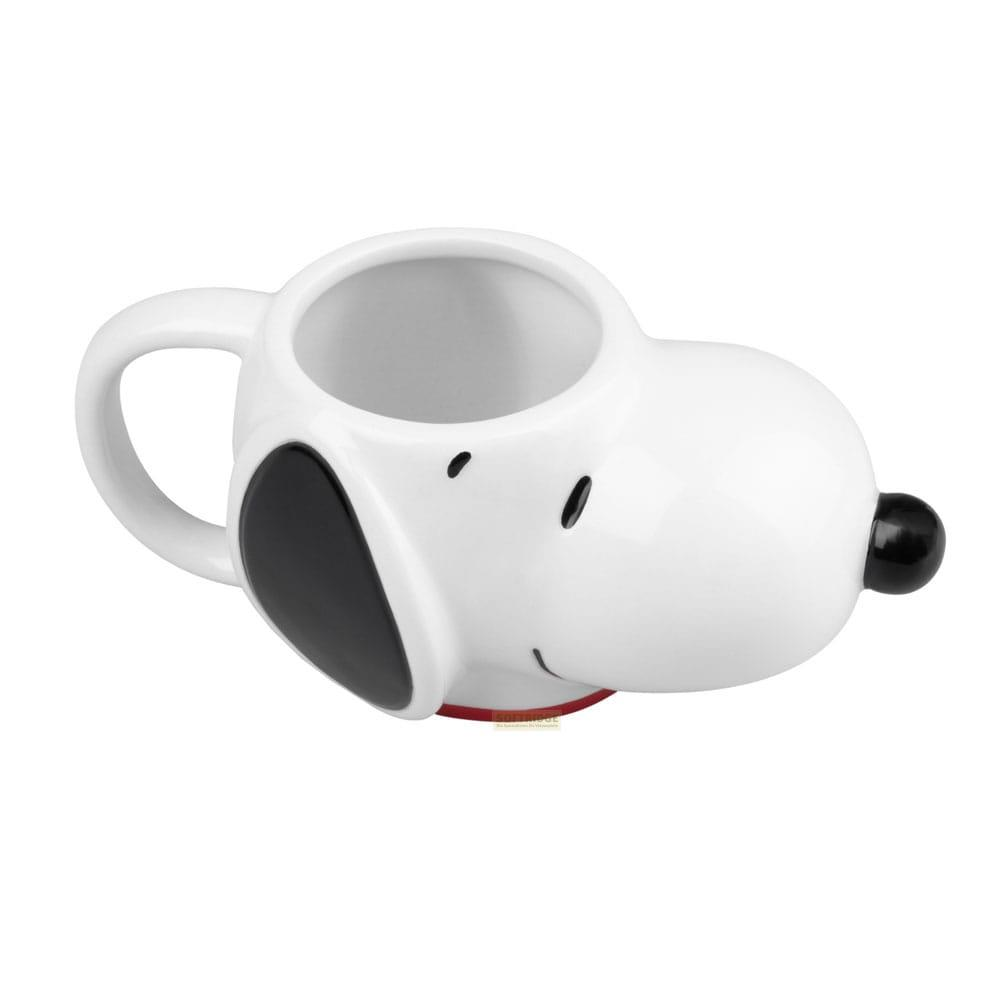 Taza blanca de Snoopy con orejas, ojos, nariz negros y base roja.