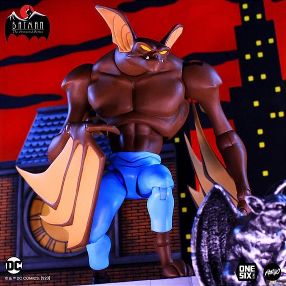 Una figura de murciélago marrón con pantalones azules se alza ante un horizonte urbano.