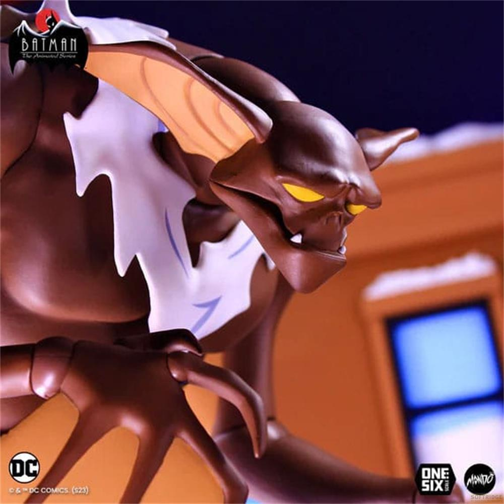 Una figura marrón parecida a un murciélago con ojos amarillos y cuello blanco.
