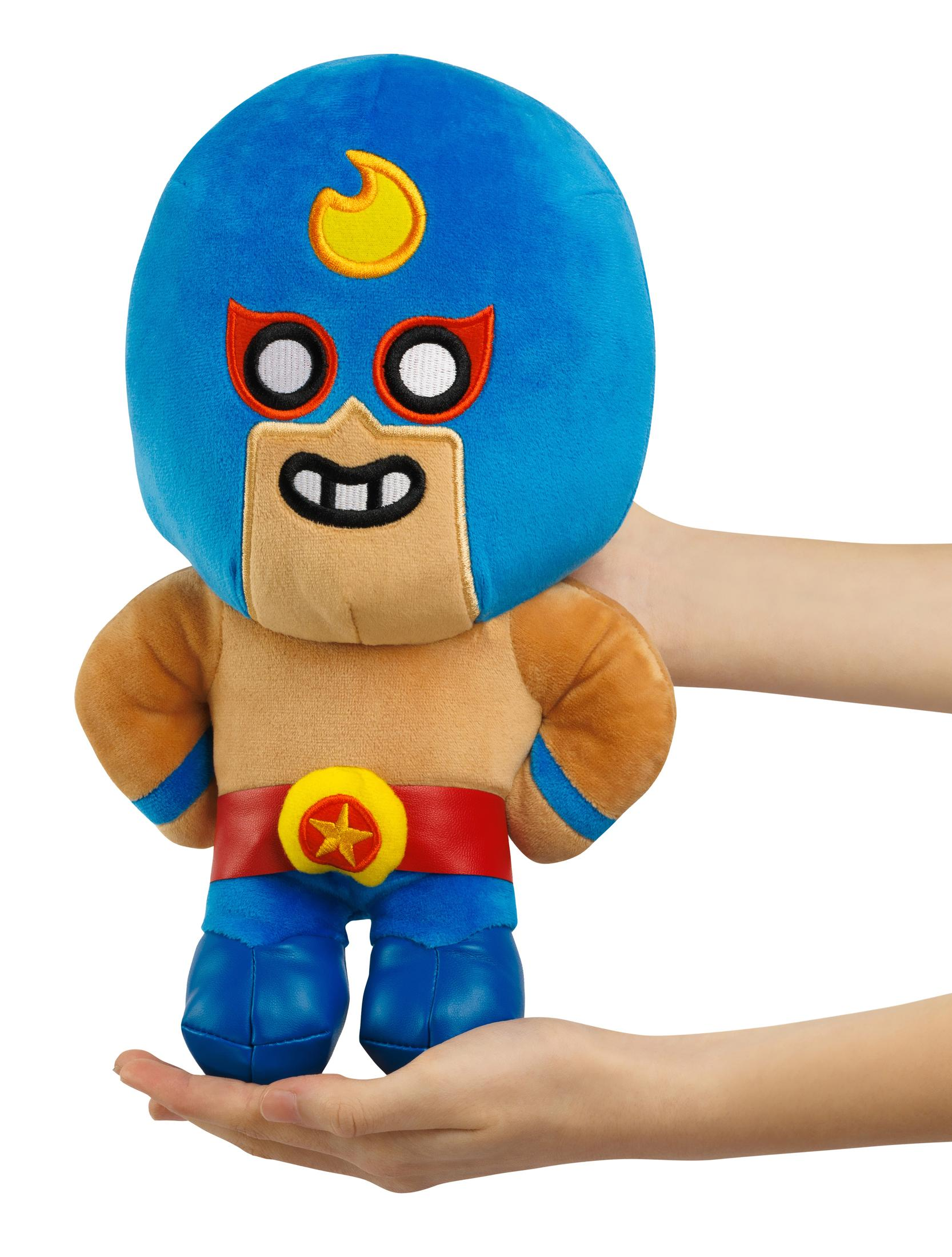Un giocattolo wrestler di peluche blu con accenti rossi e gialli, tenuto da mani.