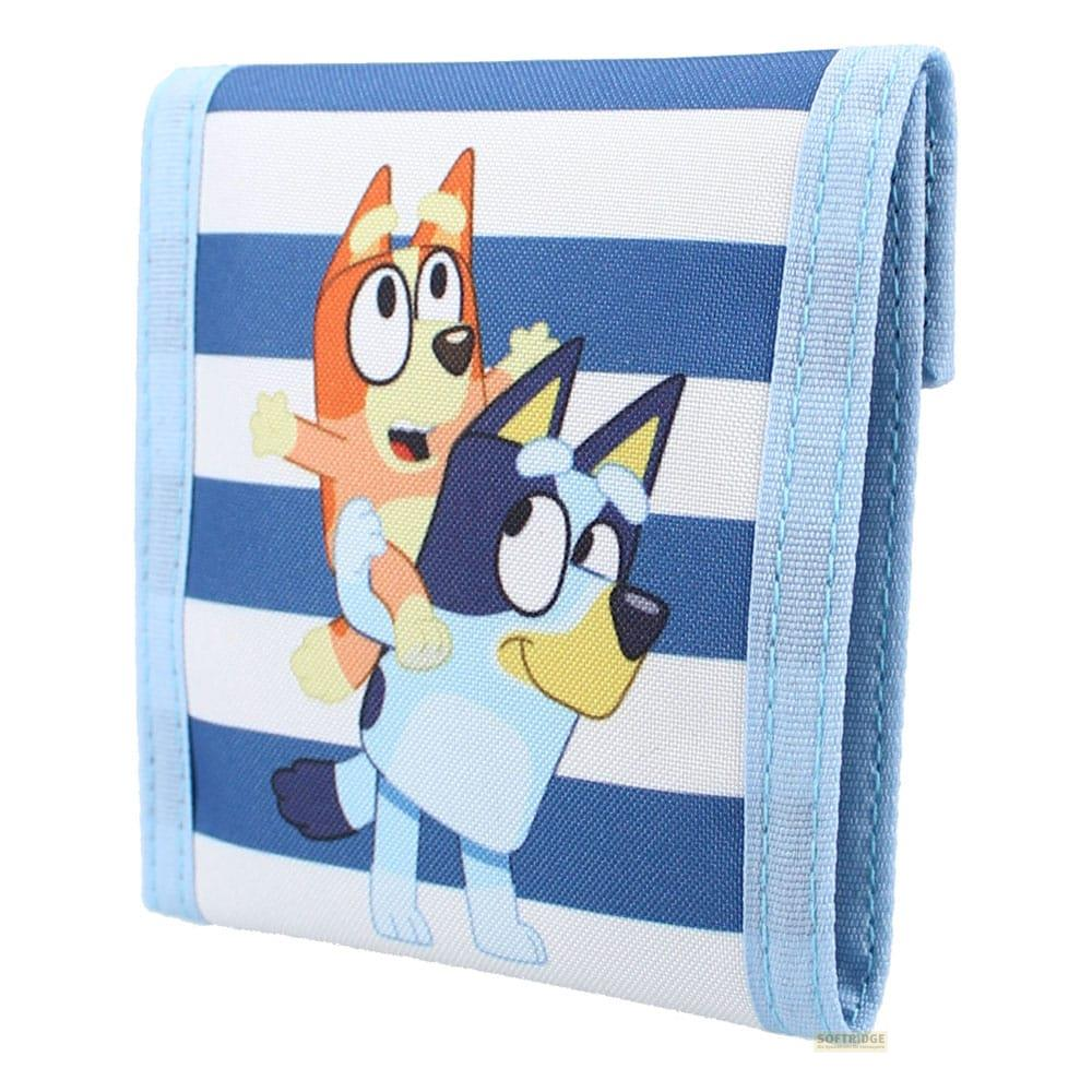 Una cartera con rayas azules y blancas con los personajes Bluey y Bingo.