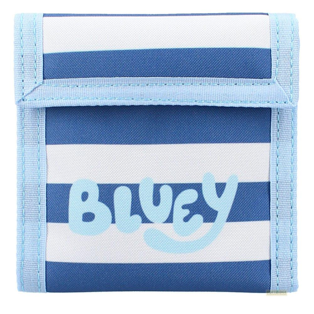 Una cartera a rayas azules y blancas con la palabra 'Bluey' impresa.