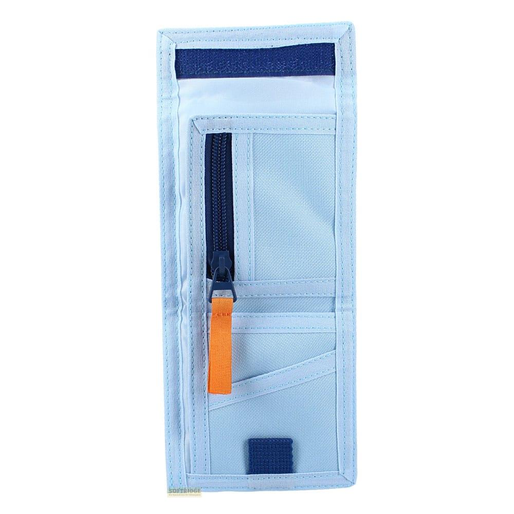 Cartera azul claro con bolsillo con cremallera y tirador naranja.