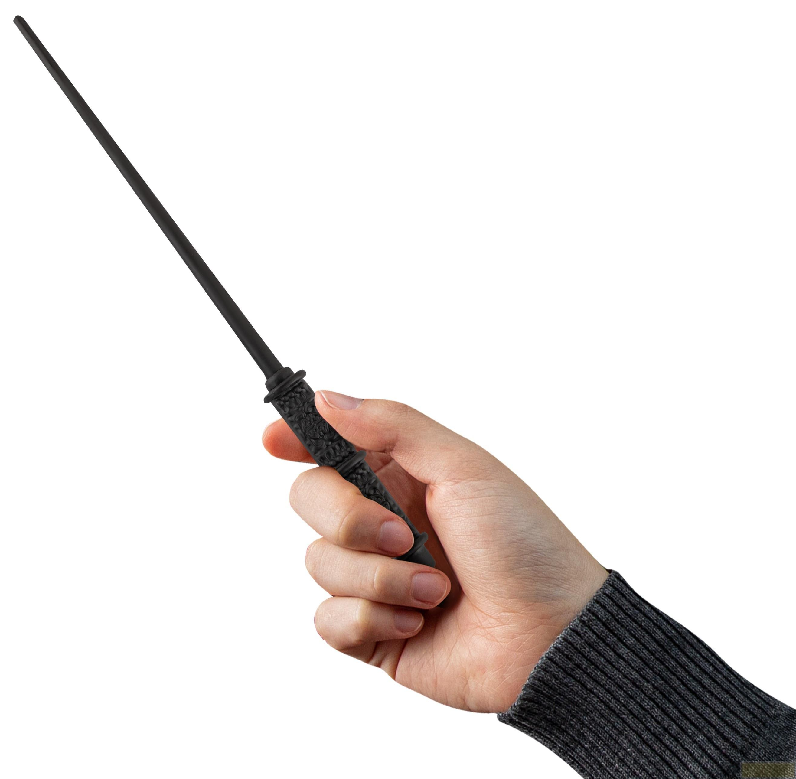Eine Hand hält einen schwarzen Zauberstab mit einem verzierten Griff.