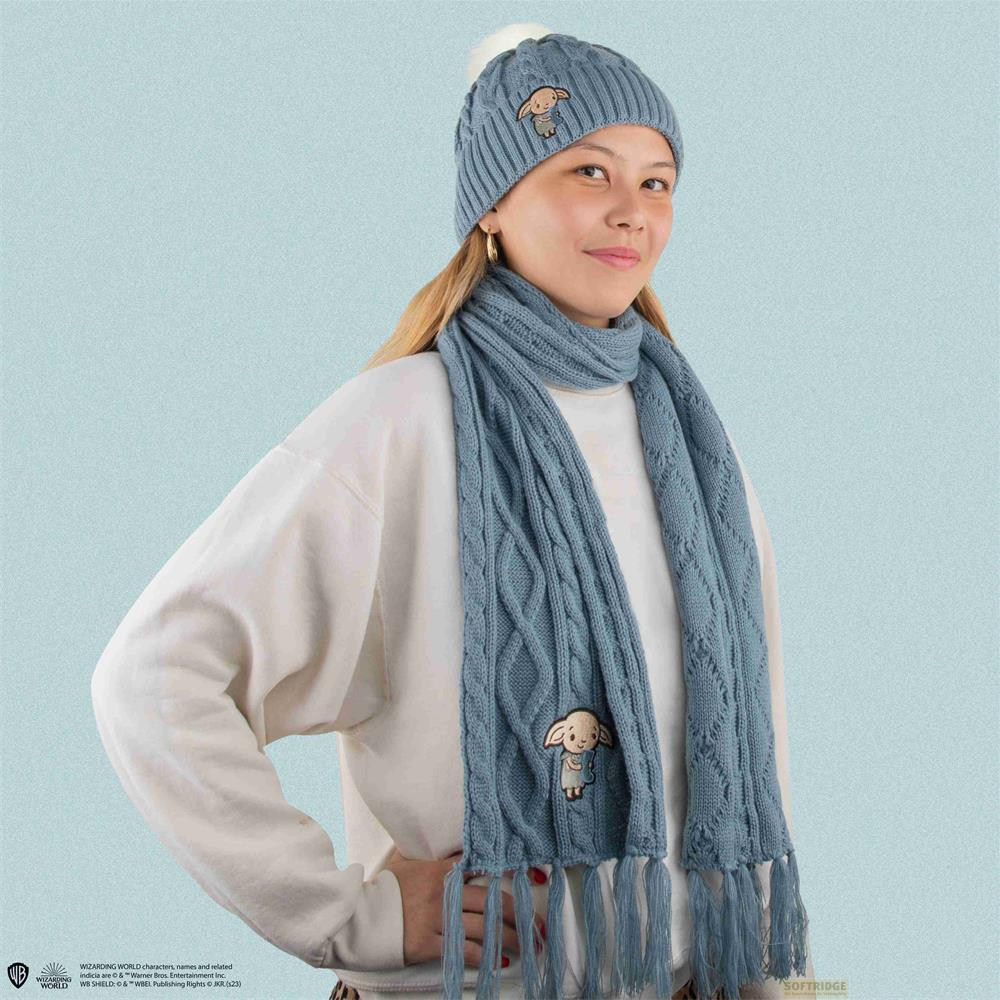 Eine Frau trägt eine blaue Mütze und einen Schal mit Dobby-Motiv.