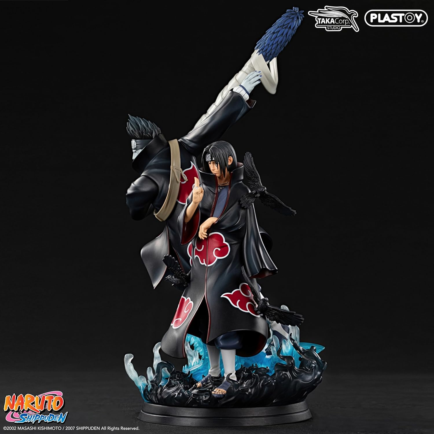 Naruto-Figuren: Itachi in schwarzem Gewand mit roten Wolken, einem Raben u.ä.