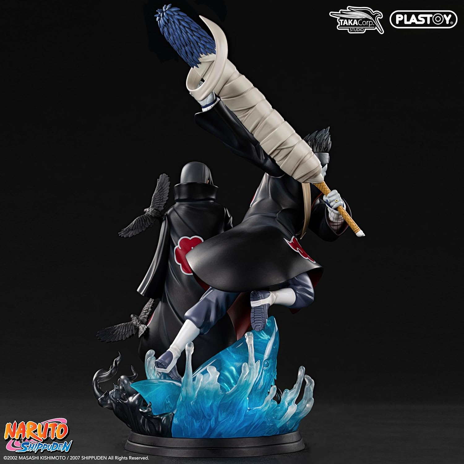 Eine schwarz gekleidete Figur mit einer großen, bandagierten Waffe und eine weitere schwarz gekleidete Figur stehen auf einer blauen Wassereffektbasis.
