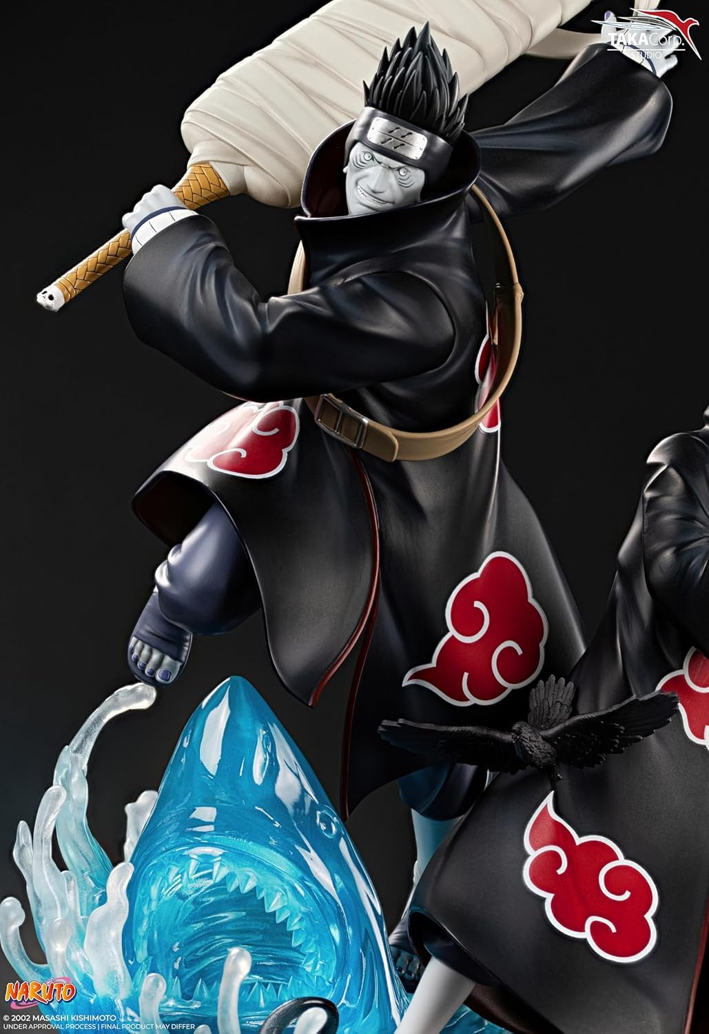 Eine Figur aus Naruto trägt ein schwarzes Gewand mit roten Wolken und hält ein großes, bandagiertes Objekt.