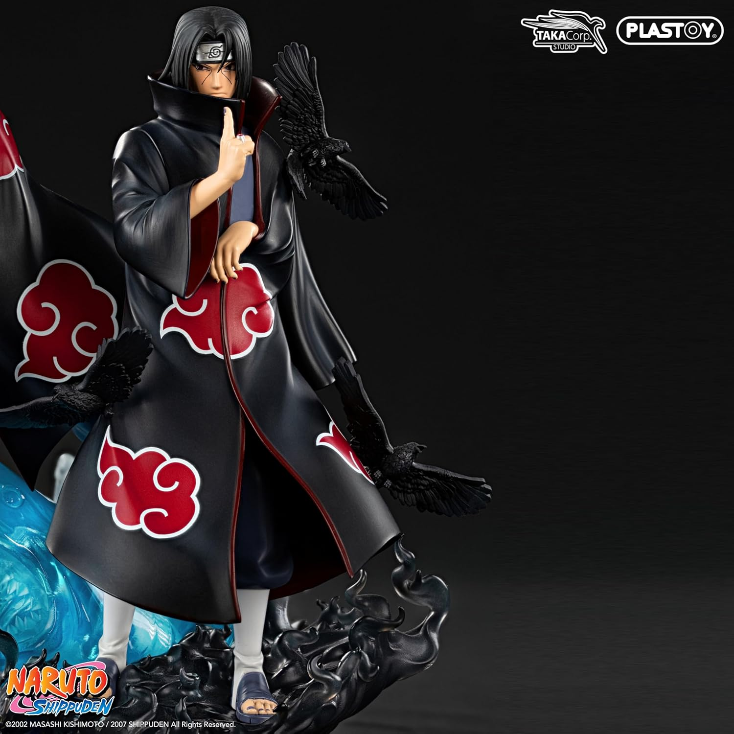 Itachi Uchiha-Figur aus Naruto mit schwarzen Raben und rotem Wolkenmuster auf schwarzem Mantel.