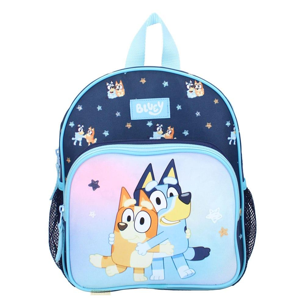 Una mochila azul con personajes de Bluey abrazándose.