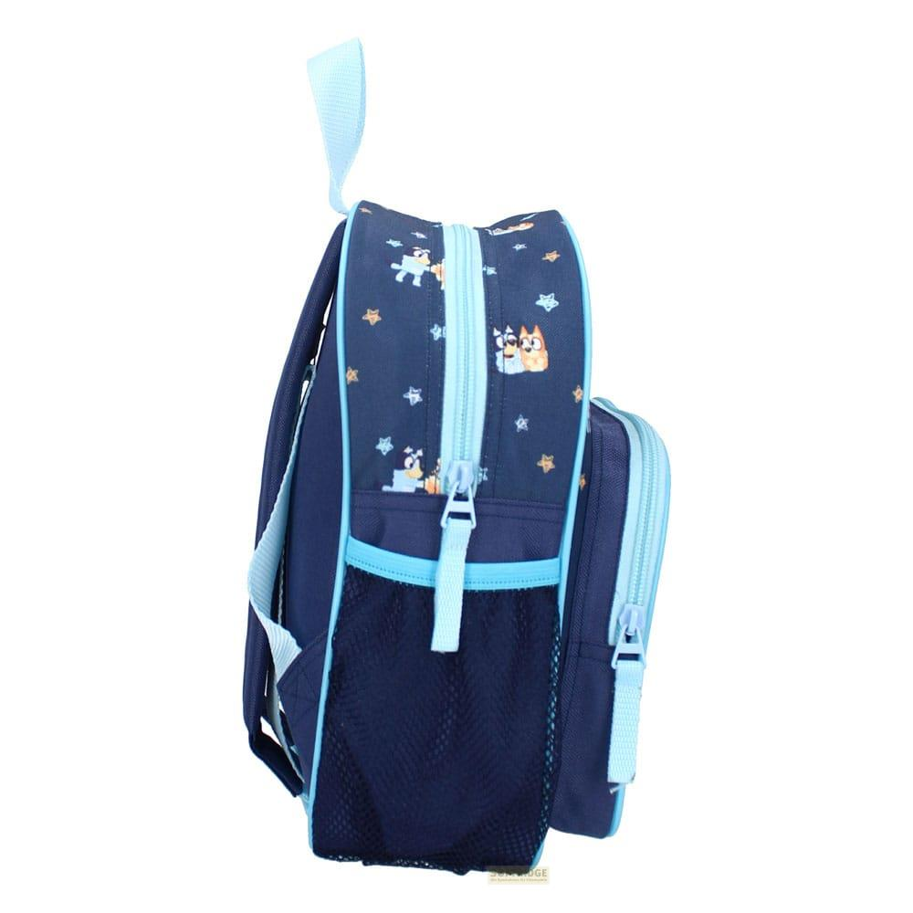 Una mochila azul oscuro con personajes de Bluey y estrellas, con cremalleras y bolsillos de red.