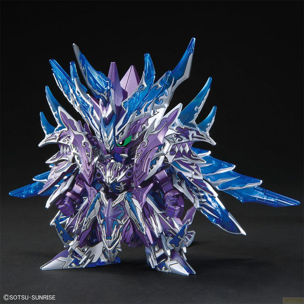 Ein lila und blauer Mech mit spitzen Flügeln und Rüstung vor schwarzem Hintergrund.