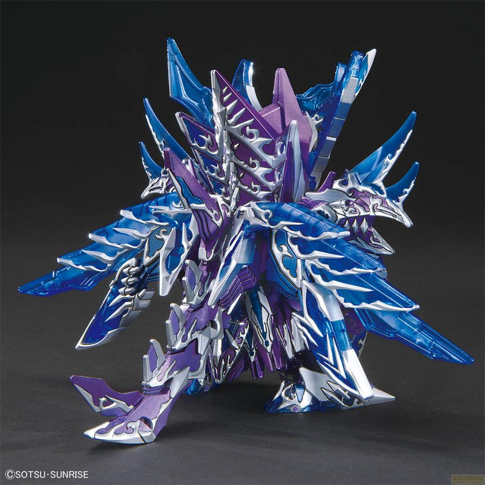 Ein blau-violetter Drache mit silbernen Verzierungen auf dunklem Hintergrund.
