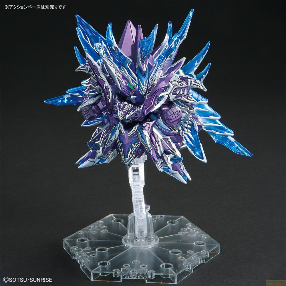 Ein lila und blauer Mech mit spitzen Flügeln, der auf einem klaren Ständer steht.