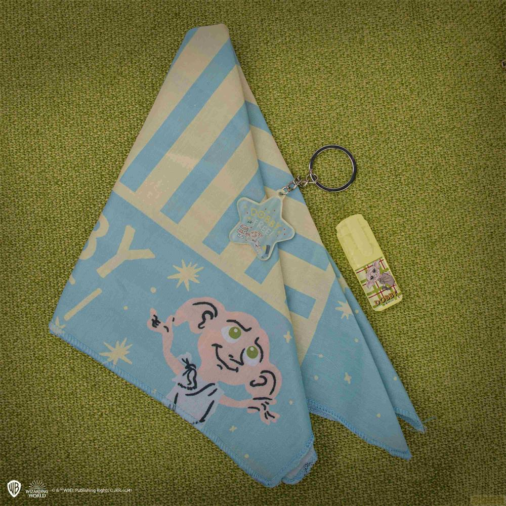 Un panno azzurro a righe con disegno Dobby, un portachiavi e un evidenziatore giallo.