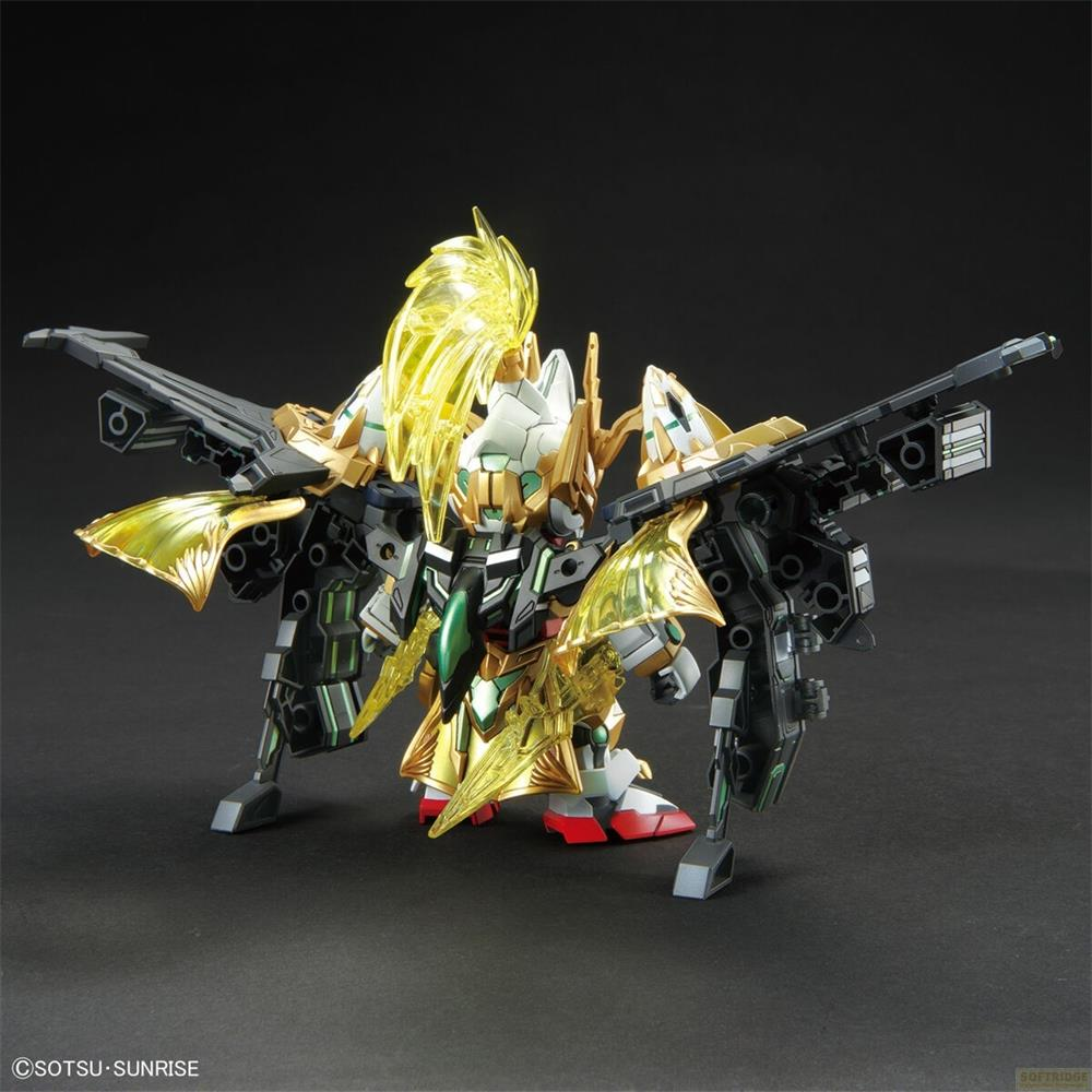 Ein goldener und schwarzer Roboter mit gelben Flammen-Elementen auf schwarzem Hintergrund.