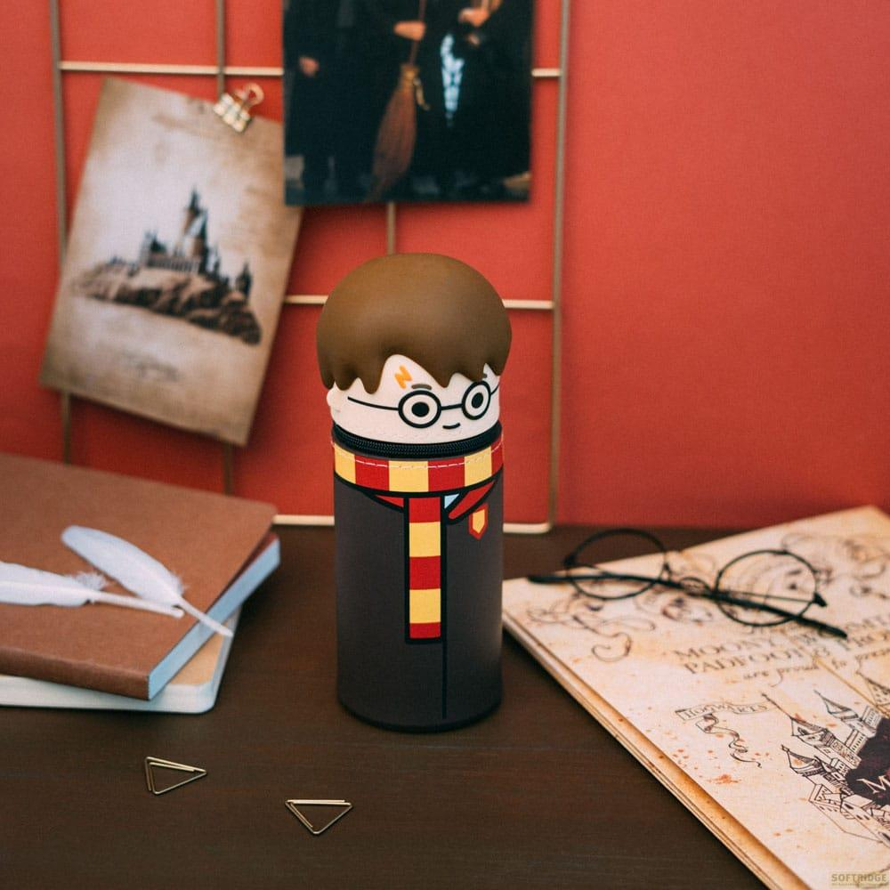 Portalápices de Harry Potter con bufanda y gafas, sobre un escritorio.