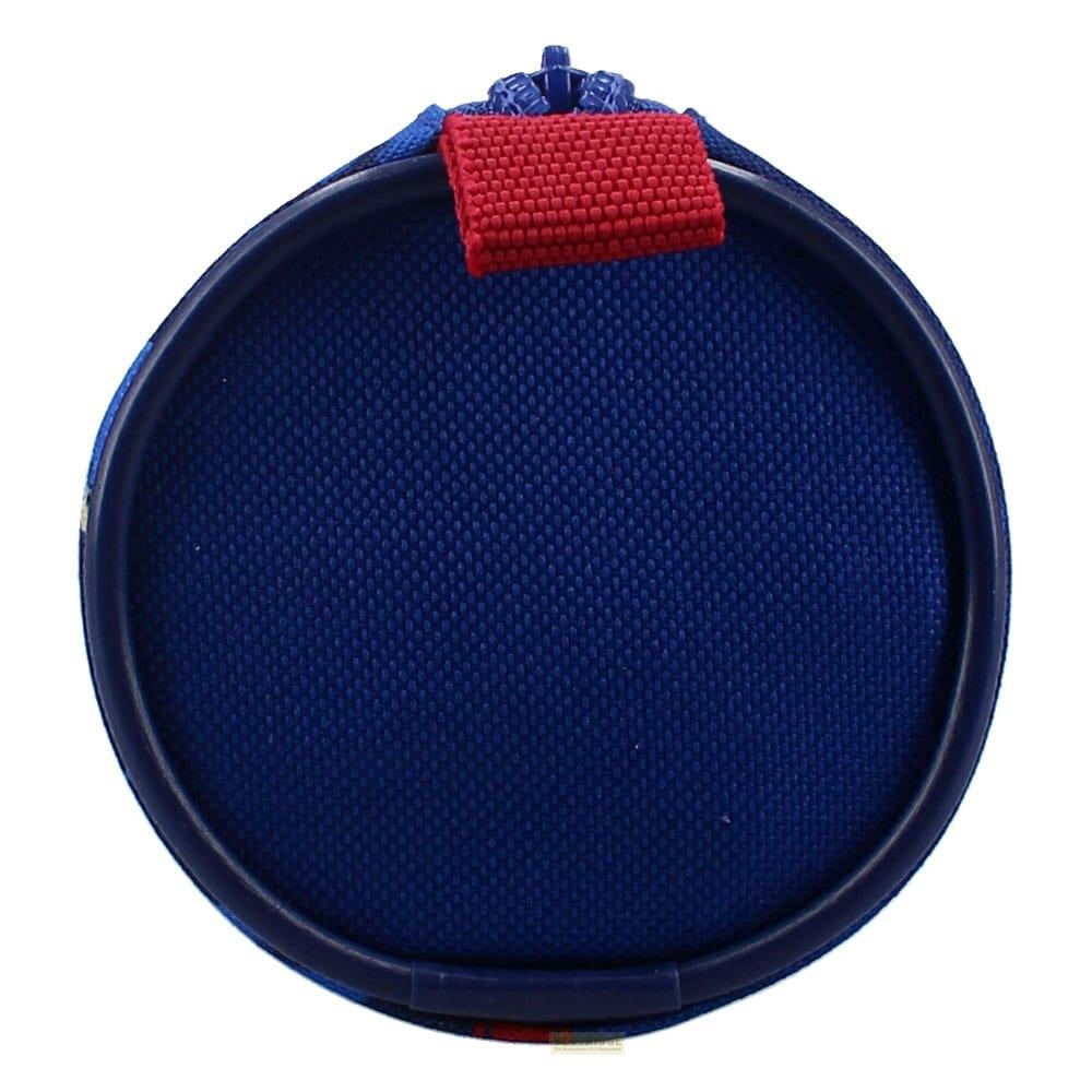 Bolsa azul redonda con tirador de cremallera rojo y borde azul.