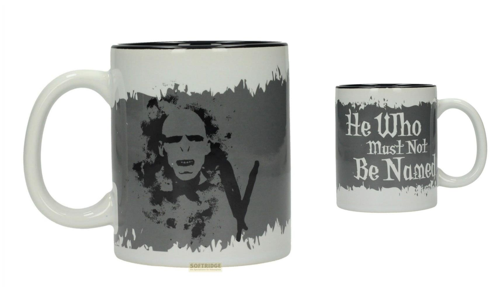 Dos tazas blancas con bordes negros. Una muestra la cara de Voldemort, la otra 'Aquel que no debe ser nombrado'.