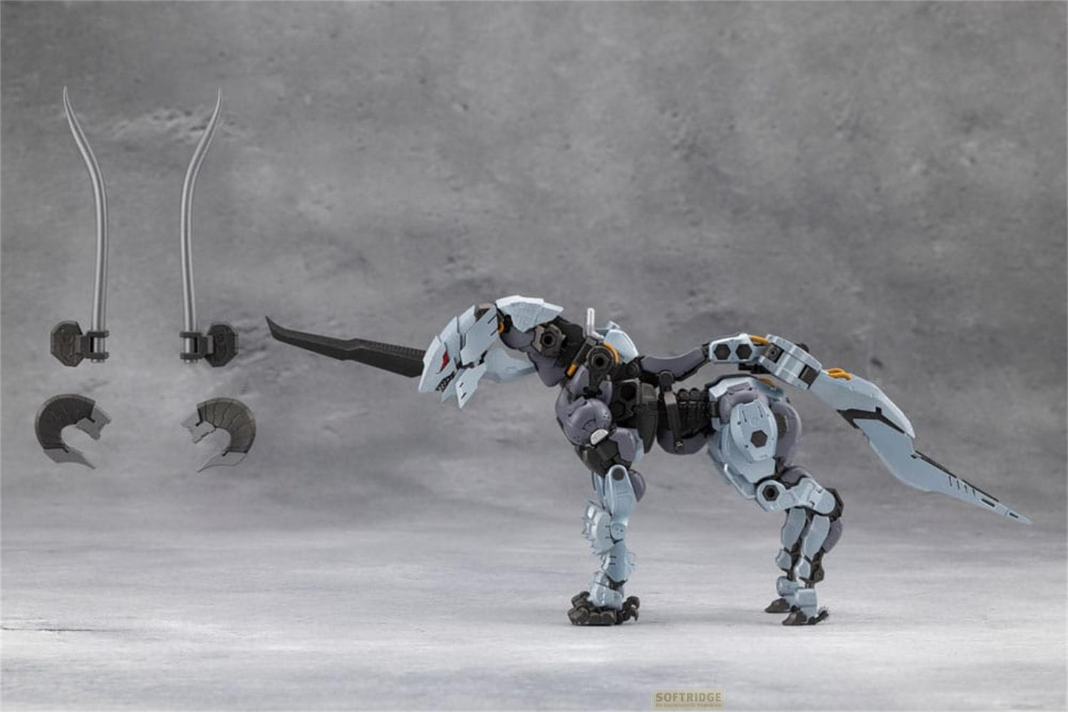 Ein mechanisches Modell eines Tieres mit Hörnern und Klingen, daneben Zubehör.