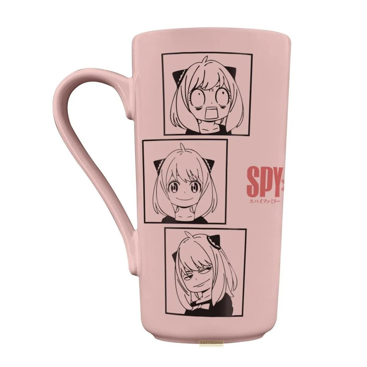 Una taza rosa con tres caras de anime y el texto "SPY".