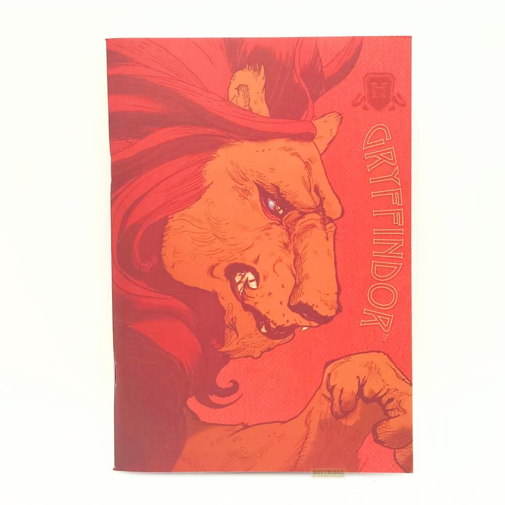 Ein Löwe mit roter Mähne und bösem Blick, auf rotem Hintergrund mit dem Text GRYFFINDOR.