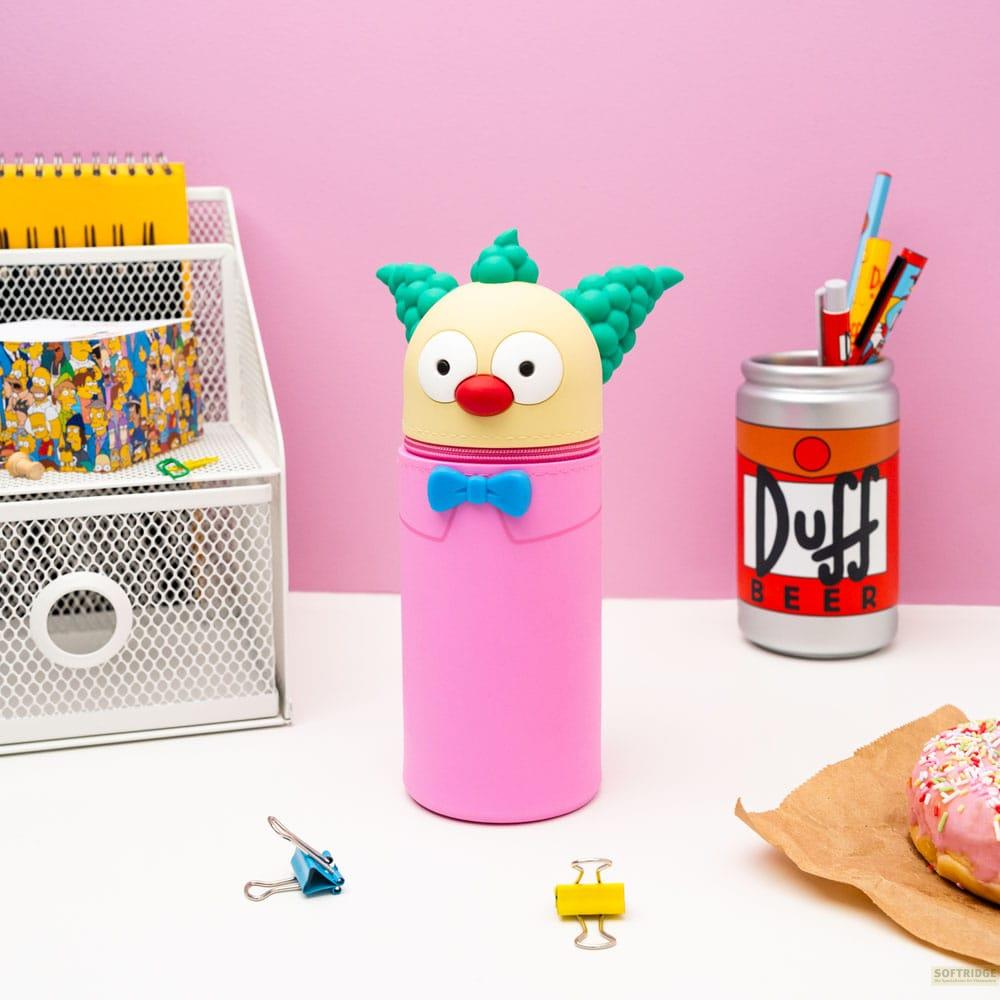 Un portalápices de Krusty el Payaso junto a una lata de Duff Beer en un escritorio.