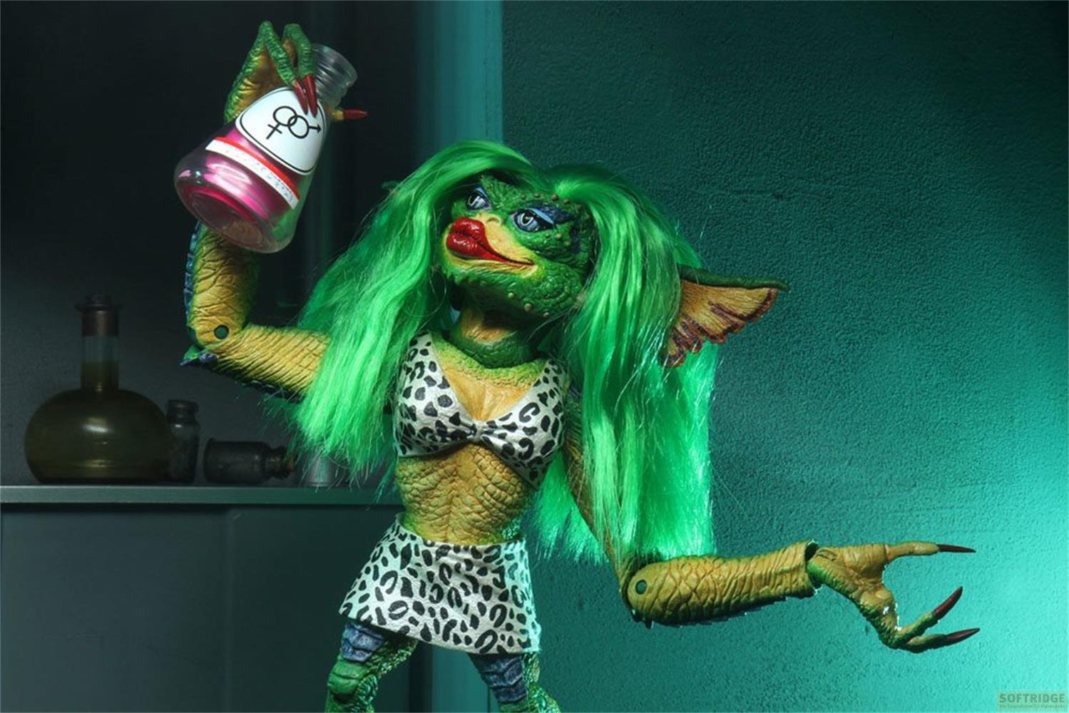 Gremlin verde con peluca verde brillante, bikini de leopardo, sosteniendo un frasco.