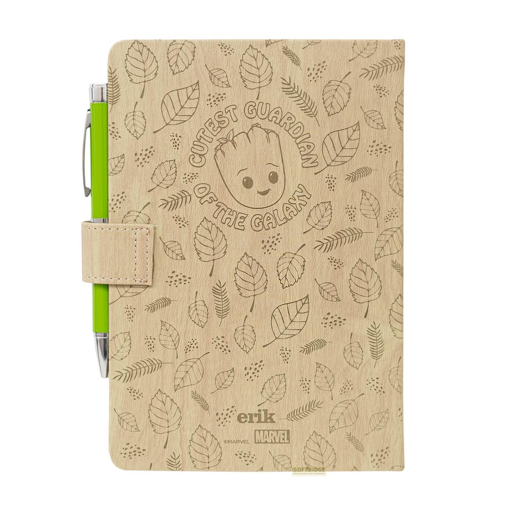 Notizbuch mit Groot-Aufdruck, Blättern und einem grünen Stift.