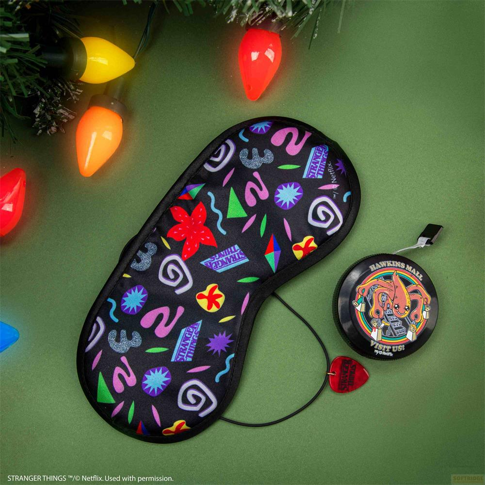 Masque de nuit Stranger Things, bobine Hawkins Mall et médiator sur fond vert.