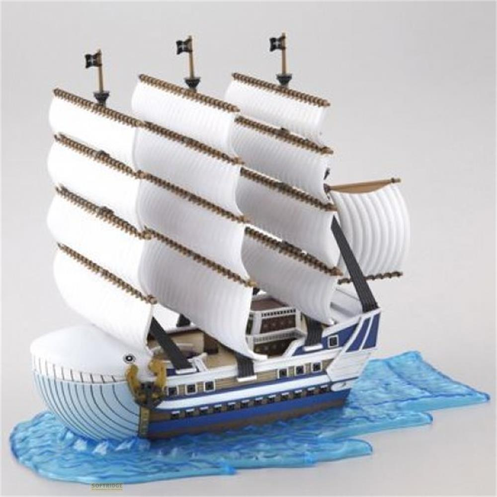 Ein Modellschiff mit weißen Segeln, blauem Rumpf und walförmiger Front.