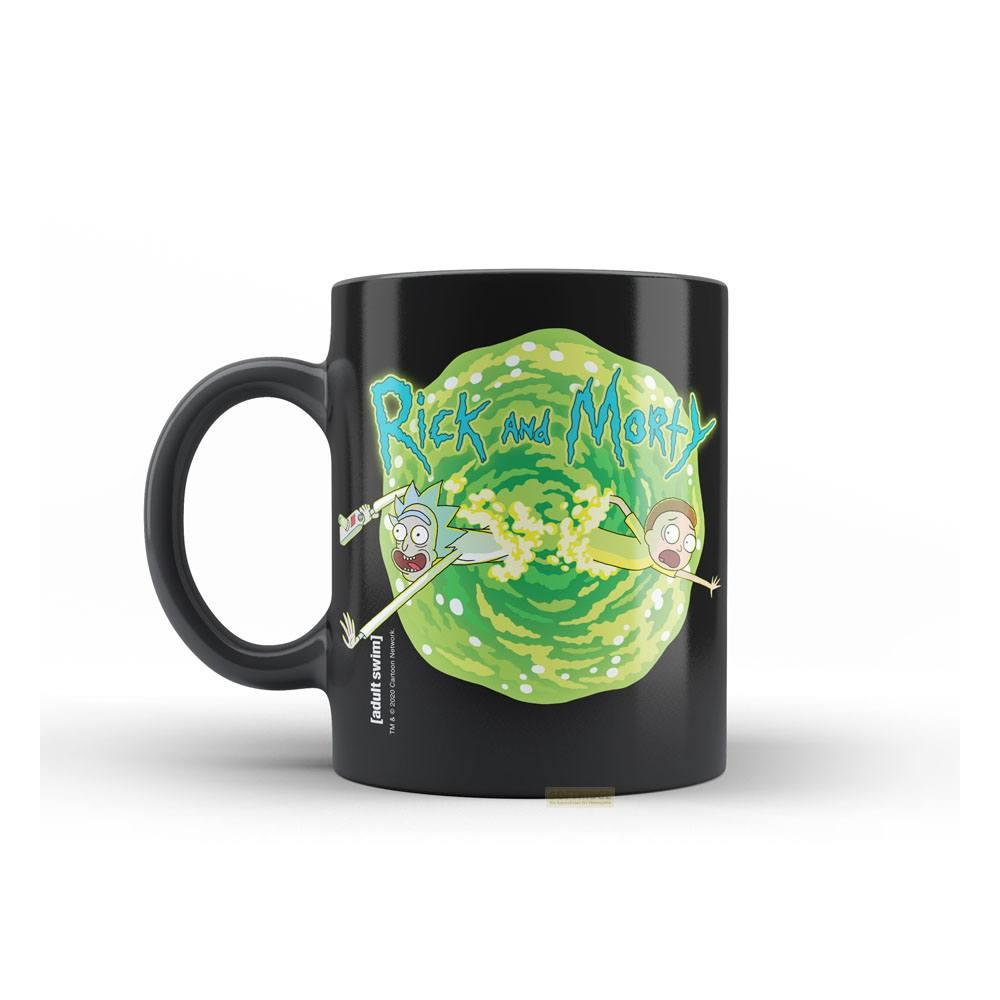 Taza negra con Rick y Morty volando a través de un portal.