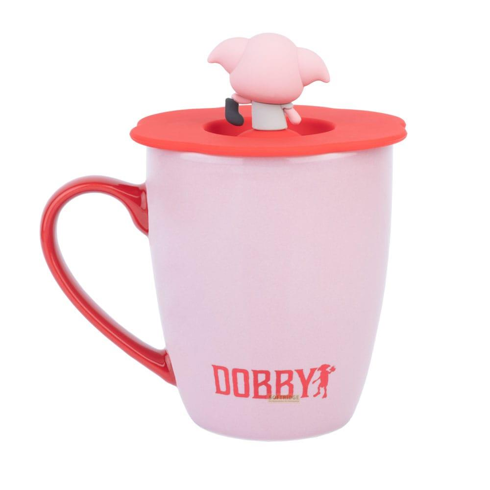 Una taza rosa con asa y tapa rojas. Una figurita encima.
